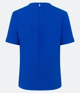 Blusa blanca de poliéster con cuello redondo, mangas cortas, cierre trasero en forma de gota, pequeñas aberturas laterales y acabados en pespuntes en las mangas y el cuello.