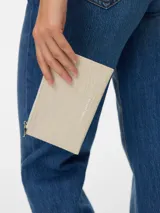 Billetera y monedero pequeño de Vero Moda color beige, con textura efecto piel de cocodrilo, cierre superior y logo plateado grabado en el frente.