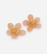 Aros tipo botón con diseño de flor, compuestos por pétalos de resina translúcida en tono rosado y un centro metálico dorado con textura en relieve.