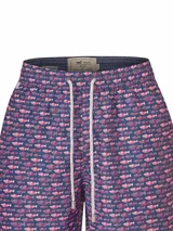 Short de baño azul marino con estampado integral de peces en tonos rosados y rojos, cintura elástica con cordón ajustable blanco y bolsillos laterales.