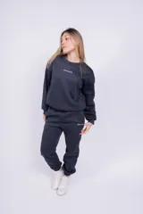 Buzo negro de corte holgado con la palabra 'GRAPHITE' estampada en blanco en el pecho.