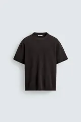 Camiseta de punto de algodón con textura perlada, corte regular fit, cuello redondo y manga corta con terminaciones en rib.
