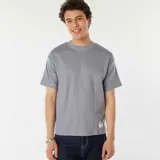 Remera gris de algodón con cuello redondo y corte recto.