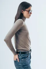 Polera de algodón de calce ajustado al cuerpo, con cuello alto y mangas largas.