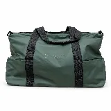 Bolso de viaje Peach amplio y funcional, confeccionado en material engomado verde por fuera, con cierre superior y asas reforzadas negras.