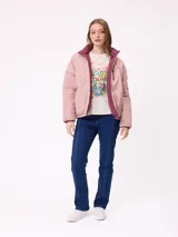 Campera puffer reversible de la marca Rusty, con diseño capitoneado. Presenta cuello alto, cierre frontal completo y logo bordado en el pecho. El interior es de un tono contrastante.