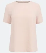 Blusa blanca de poliéster de corte recto, con cuello redondo, mangas cortas con dobladillo y detalles de pespuntes a contratono.