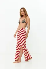 Falda larga de viscosa con estampado de rayas onduladas color crema y rojo.