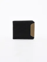 Billetera de tela color negro con detalle lateral en cuero color marrón.