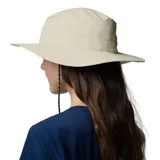 Sombrero de ala ancha Columbia Broad Spectrum II, color beige, con cordón ajustable para la barbilla y parche con el logo de la marca en el frente. Incorpora tecnologías Omni-Shade de protección solar UPF 50 y Omni-Shield que repele la lluvia y las manchas.