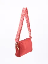 Bandolera negra acolchada con cierre superior y correa larga regulable.