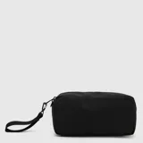 Cartuchera rectangular de diseño técnico y funcional, color negro, con cierre superior y correa de mano lateral extraíble. Presenta el logo de la marca grabado en la parte frontal.