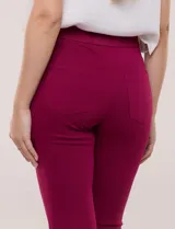 Pantalón jegging de tiro medio en tejido de denim azul, con calce ajustado skinny, cintura elastizada y bolsillos traseros funcionales.
