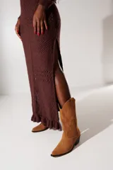 Bota de caña media color caramelo, de gamuza, con bordado de estrellas en el empeine y laterales.