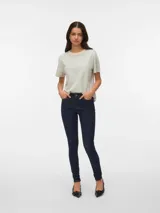 Remera de manga corta con hombros caídos y cuello redondo, de corte regular. Confeccionada en tejido de punto circular con acabado interlock, con rayas horizontales en beige y gris claro.