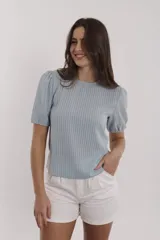 Blusa celeste con estampado de líneas verticales y mangas abullonadas cortas.