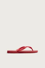 Sandalias de goma blanca Havaianas x Zara, con suela plana con relieve y tiras en el empeine con textura.