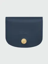 Tarjetero de cuero azul marino de Longchamp, modelo Épure, con solapa redondeada, grabado del logo del caballo al galope y botón de presión metálico dorado con detalles grabados.