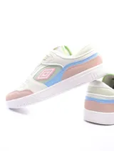 Championes urbanos Umbro modelo Shoots Lady, con diseño de paneles en colores pastel que combinan blanco, rosa, celeste y verde menta. Presentan el logo de la marca en el lateral y una suela de goma blanca.