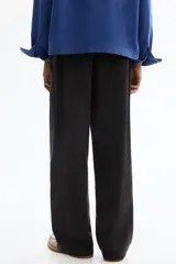 Pantalón jogger de algodón con corte relajado, cintura elástica con cordón ajustable, piernas rectas y bolsillos de parche delanteros.