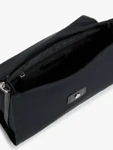 Cartera tipo shoulder bag de Tommy Hilfiger en color negro, confeccionada en poliéster reciclado. Cuenta con diseño de solapa frontal, logo monograma TH bordado y correa ajustable y extraíble con herrajes plateados.