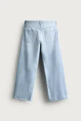 Jeans de denim de algodón en color azul con efecto desgastado, tiro medio y corte recto de ajuste holgado (loose fit). Cuenta con diseño clásico de cinco bolsillos y cierre frontal con cremallera y botón.