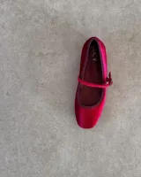 Ballerinas estilo Mary Jane marca Lucy in the Sky, confeccionadas en terciopelo color beige con ribetes y forro interior en color marrón oscuro. Presentan una tira ajustable con hebilla metálica sobre el empeine.