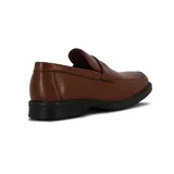 Mocasín de cuero color marrón claro, con detalle de vincha en el empeine y suela negra.
