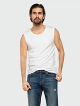 Musculosa blanca de algodón con cuello redondo y sisas amplias. Pack de dos unidades.