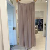 Pantalón fluido de corte amplio y silueta recta en color visón, con cintura elástica fruncida.