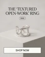 Anillo de acero quirúrgico ajustable con diseño ancho y textura punteada, que presenta una abertura geométrica central.