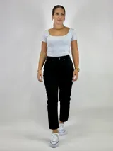 Pantalón de jean negro, corte mom, tiro alto y largo al tobillo.