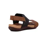 Sandalia casual de mujer con dos tiras y pulsera al tobillo con cierre ajustable. Presenta capellada de cuero negro, plantilla acolchada y suela tipo corcho con base marrón antideslizante.