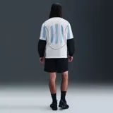 Camiseta de fútbol Nike Total 90 con diseño de rayas verticales celestes y blancas. Presenta cuello en V, mangas cortas y el logo circular T90 impreso en el centro del pecho junto con el swoosh de Nike en el lateral superior derecho.