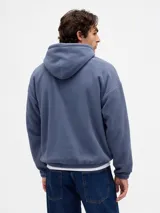 Canguro de polar azul con capucha y cordones ajustables. Presenta el logo de la marca bordado en el frente y un bolsillo tipo canguro.