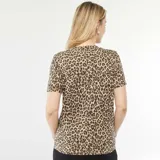 Camiseta de manga corta color beige con estampado animal print de leopardo.