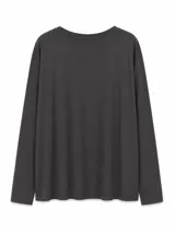Remera de manga larga color negro, con cuello redondo y corte clásico. Presenta un pequeño detalle de marca en el puño.