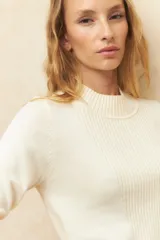 Polera color borgoña de tejido de punto con cuello alto y mangas largas.