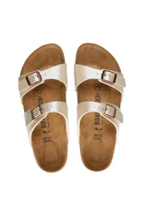 Sandalias Birkenstock modelo Sydney, color blanco perlado, con dos tiras ajustables con hebillas color cobre.