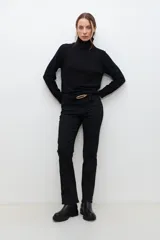 Polera negra de cuello alto y manga larga.