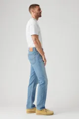 Pantalón de jean de hombre, corte recto, color celeste claro, con bolsillos delanteros y traseros.