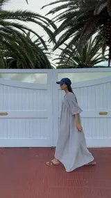 Vestido largo celeste de lino, con escote en V y corte debajo del busto.