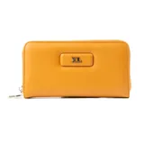 Billetera tipo fichero color camel, de símil cuero, con cierre perimetral y herrajes plateados. Posee diez compartimentos internos y un bolsillo con cierre.