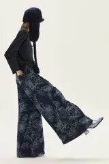 Jean de pierna ancha color azul oscuro con estampado floral en azul claro.