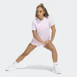 Remera deportiva Adidas de manga corta, color lila, con cuello redondo y logo de la marca estampado en el frente en tono rosado con diseño de líneas.
