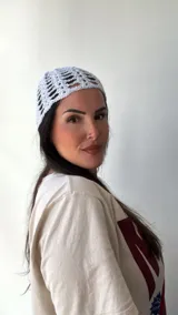Gorro de crochet color blanco brillante con diseño calado.