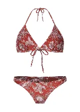 Conjunto de bikini Triya con protección UV50+. El top es triangular con fruncido que realza el busto y tiras finas que se atan al cuello y a la espalda. La bombacha tiene costura en la espalda que realza la silueta.