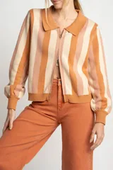 Cárdigan tejido con cierre frontal, diseño a rayas horizontales en tonos naranja, beige y rosa, cuello tipo polo y mangas abullonadas.