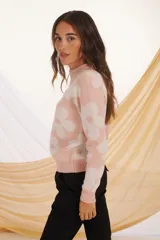 Sweater beige con estampado de flores color lila.