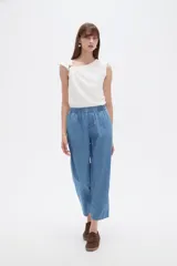 Pantalón de corte recto y tiro medio, confeccionado en lyocell color azul, con cintura elástica y bolsillos laterales.